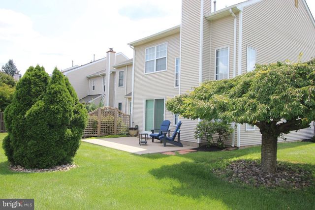 36 HONEY LOCUST LN, Newtown, PA 18940