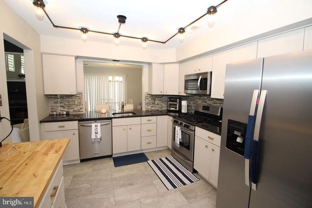 36 HONEY LOCUST LN, Newtown, PA 18940