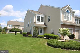 36 HONEY LOCUST LN, Newtown, PA 18940