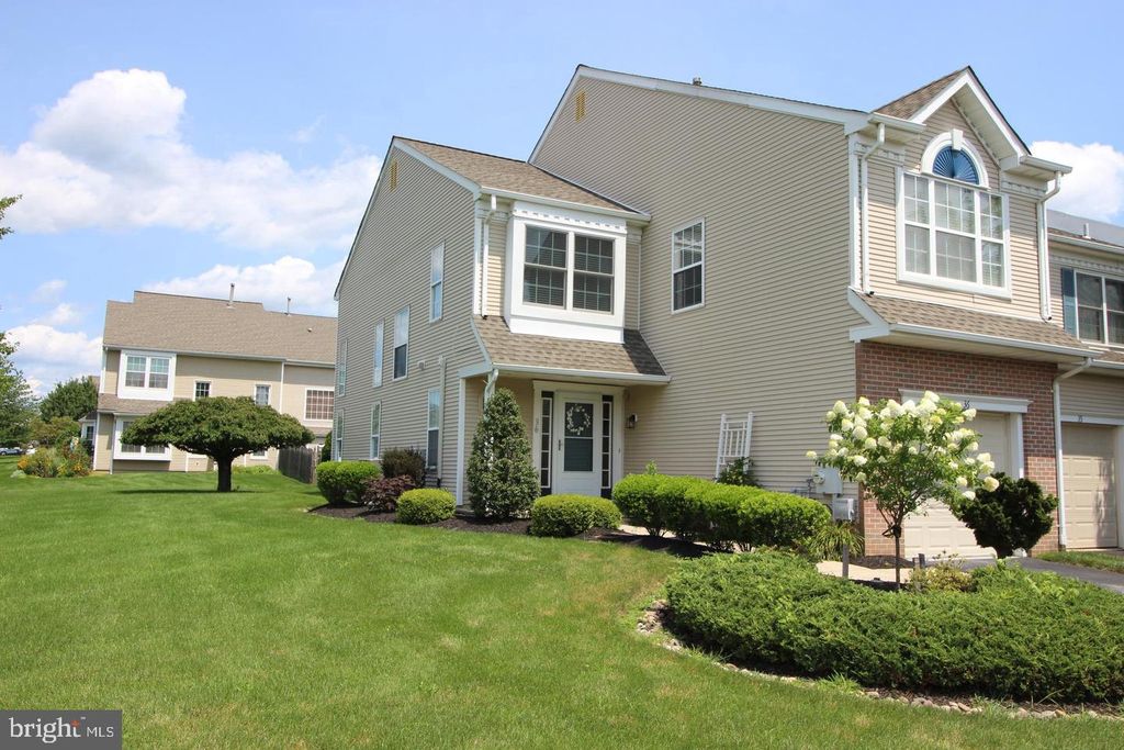 36 HONEY LOCUST LN, Newtown, PA 18940