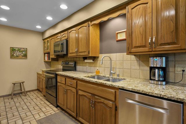 10576 Mayflower Road, Mount Horeb, WI 53572