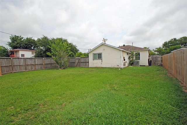 1231 W 7th Street, Freeport, TX 77541
