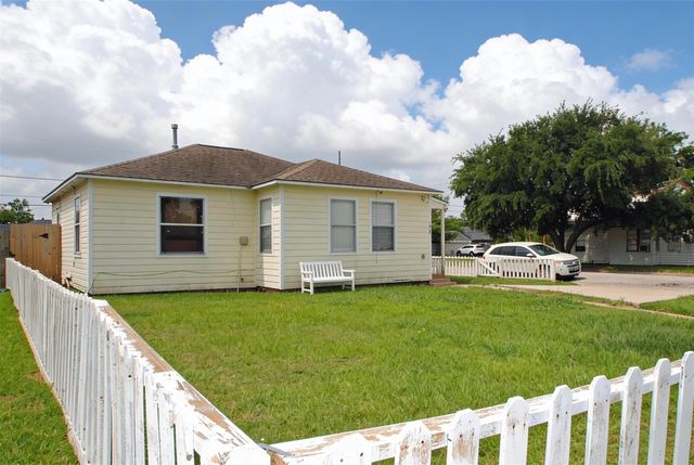 1231 W 7th Street, Freeport, TX 77541