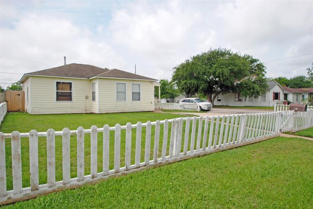1231 W 7th Street, Freeport, TX 77541