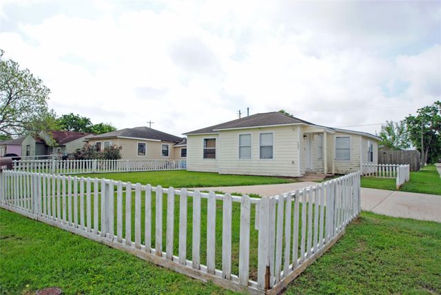 1231 W 7th Street, Freeport, TX 77541