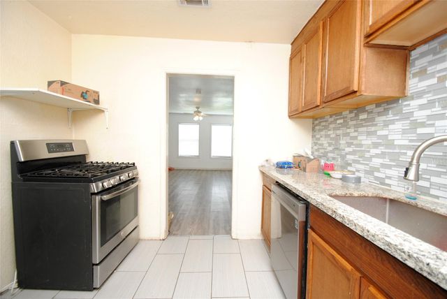 1231 W 7th Street, Freeport, TX 77541