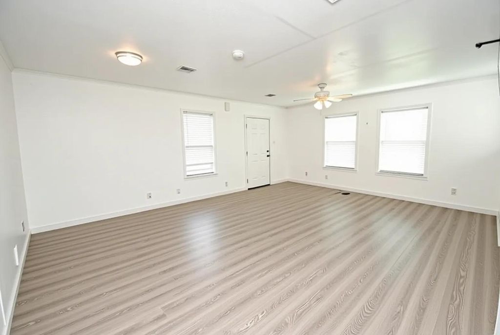 1231 W 7th Street, Freeport, TX 77541
