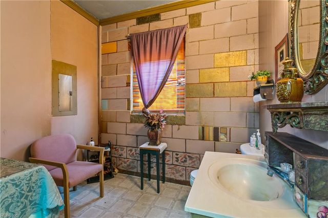 10323 Maryus RD, Hayes, VA 23072