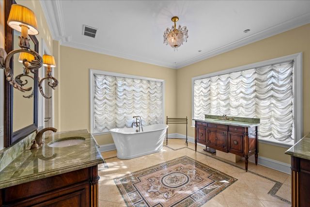 123 OXFORD Road, Kenilworth, IL 60043