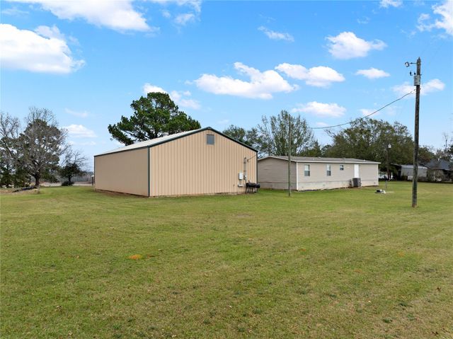 220 Pr 8464, Broaddus, TX 75929