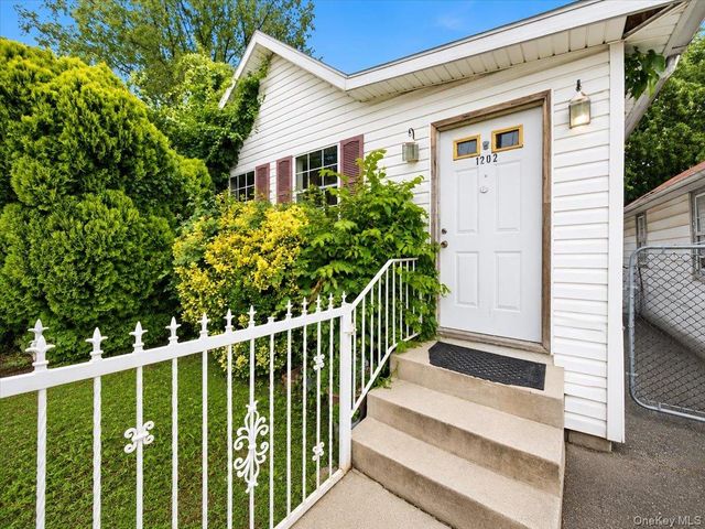 1202 Harding Park, Bronx, NY 10473