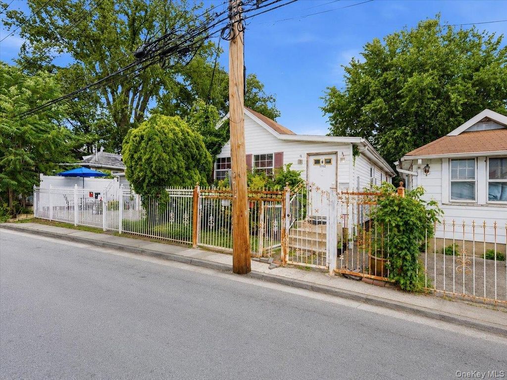 1202 Harding Park, Bronx, NY 10473