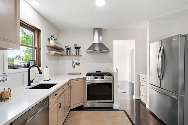 20955 Jamestown Avenue, Lakeville, MN 55044