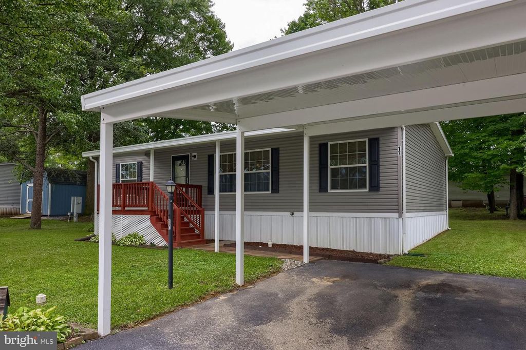 17 SPRUCE LN, Manchester, PA 17345