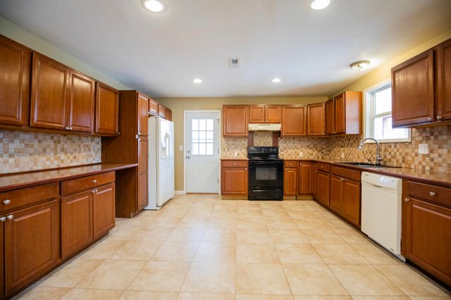 587 Pine Tree Drive, Pineville, MO 64856