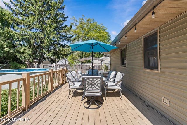 15 Sands Point Drive, Toms River, NJ 08755