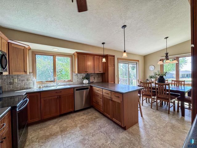 8704 E 38th St Street, Sioux Falls, SD 57110