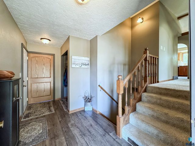 8704 E 38th St Street, Sioux Falls, SD 57110