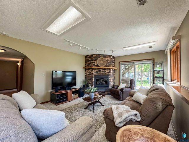 8704 E 38th St Street, Sioux Falls, SD 57110
