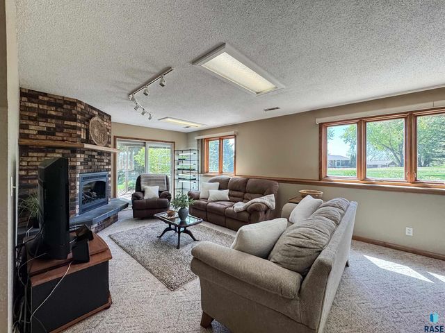 8704 E 38th St Street, Sioux Falls, SD 57110