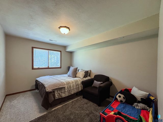 8704 E 38th St Street, Sioux Falls, SD 57110