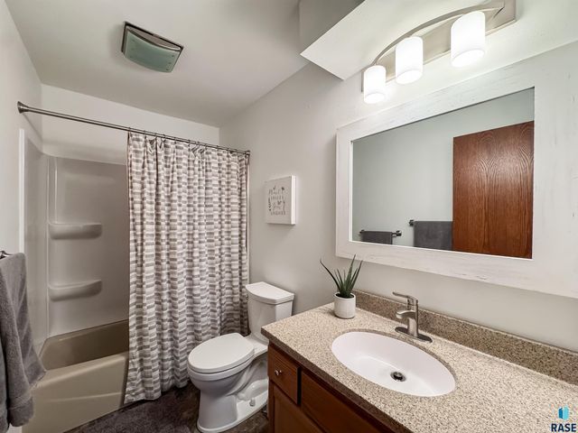8704 E 38th St Street, Sioux Falls, SD 57110