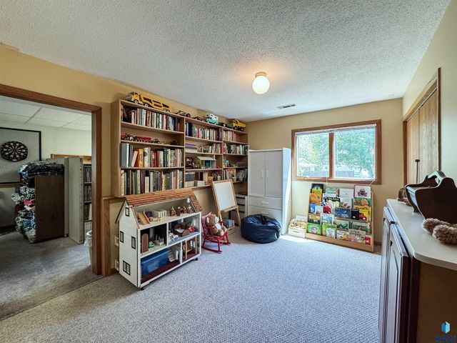 8704 E 38th St Street, Sioux Falls, SD 57110