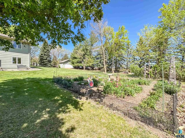 8704 E 38th St Street, Sioux Falls, SD 57110