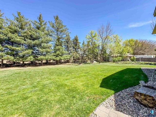 8704 E 38th St Street, Sioux Falls, SD 57110