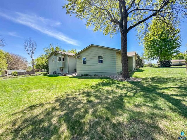 8704 E 38th St Street, Sioux Falls, SD 57110