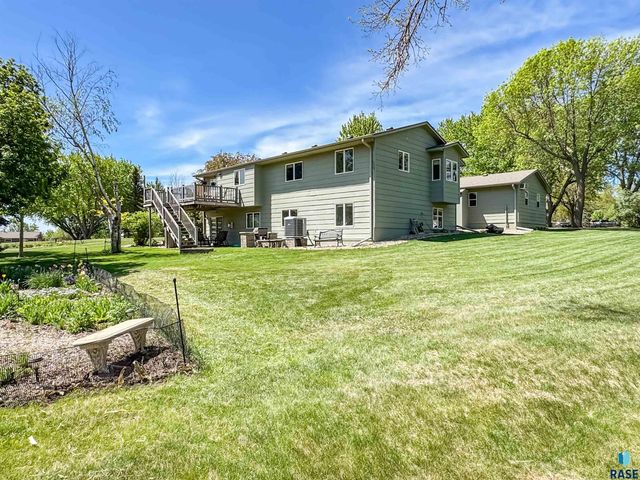 8704 E 38th St Street, Sioux Falls, SD 57110
