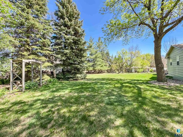 8704 E 38th St Street, Sioux Falls, SD 57110