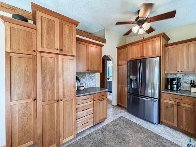 8704 E 38th St Street, Sioux Falls, SD 57110