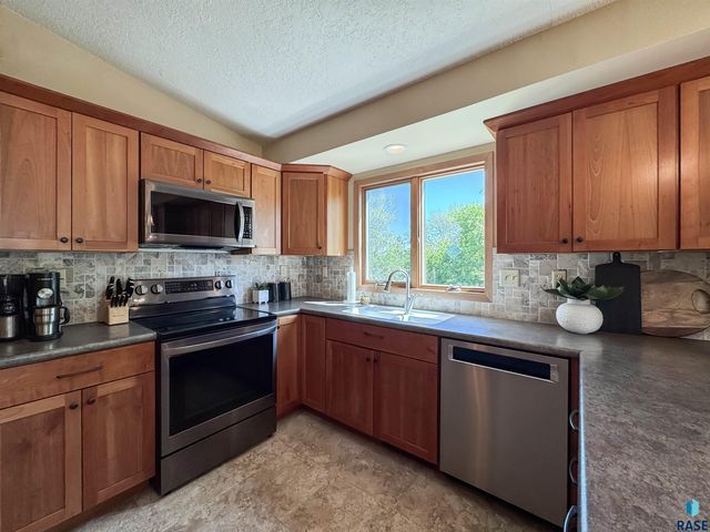 8704 E 38th St Street, Sioux Falls, SD 57110
