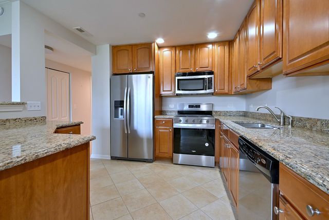 855 E 22nd Street 313, Lombard, IL 60148
