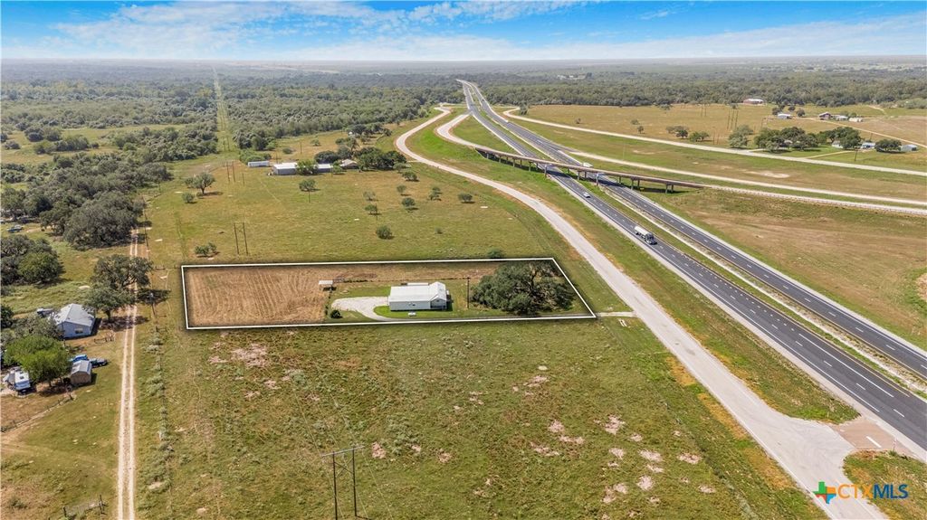 Image 1 of property listing at 240 E Frontage Road, Victoria, TX 77905