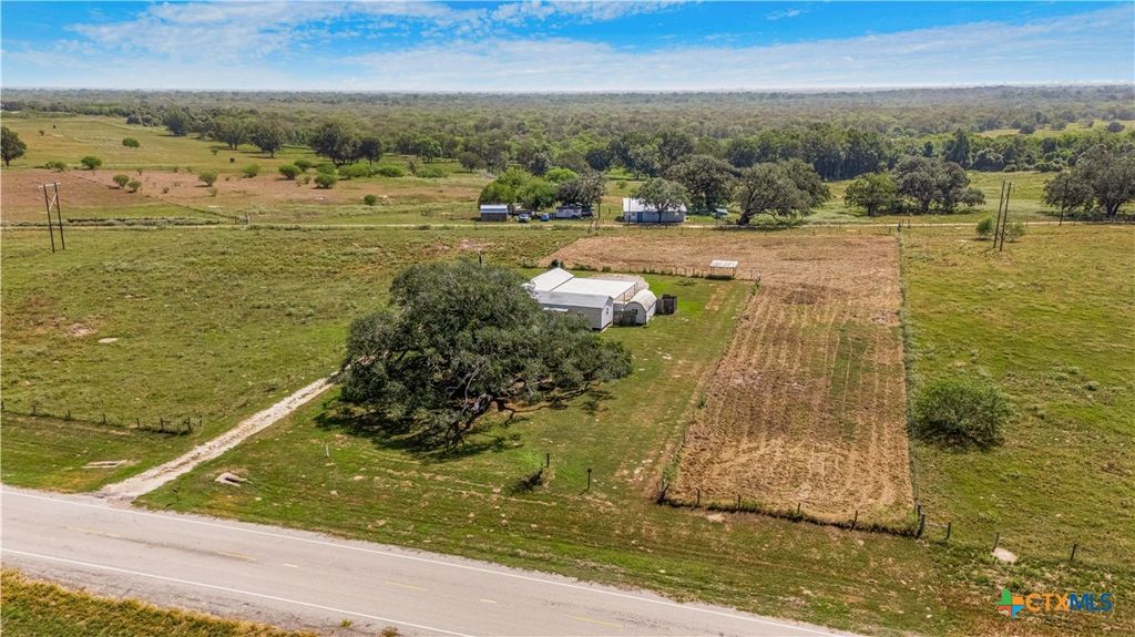 Image 10 of property listing at 240 E Frontage Road, Victoria, TX 77905