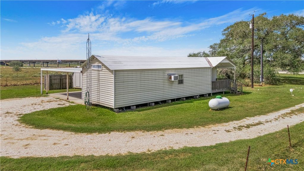Image 12 of property listing at 240 E Frontage Road, Victoria, TX 77905