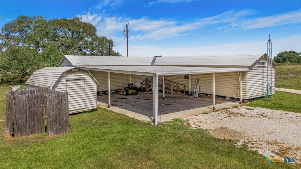 Image 13 of property listing at 240 E Frontage Road, Victoria, TX 77905