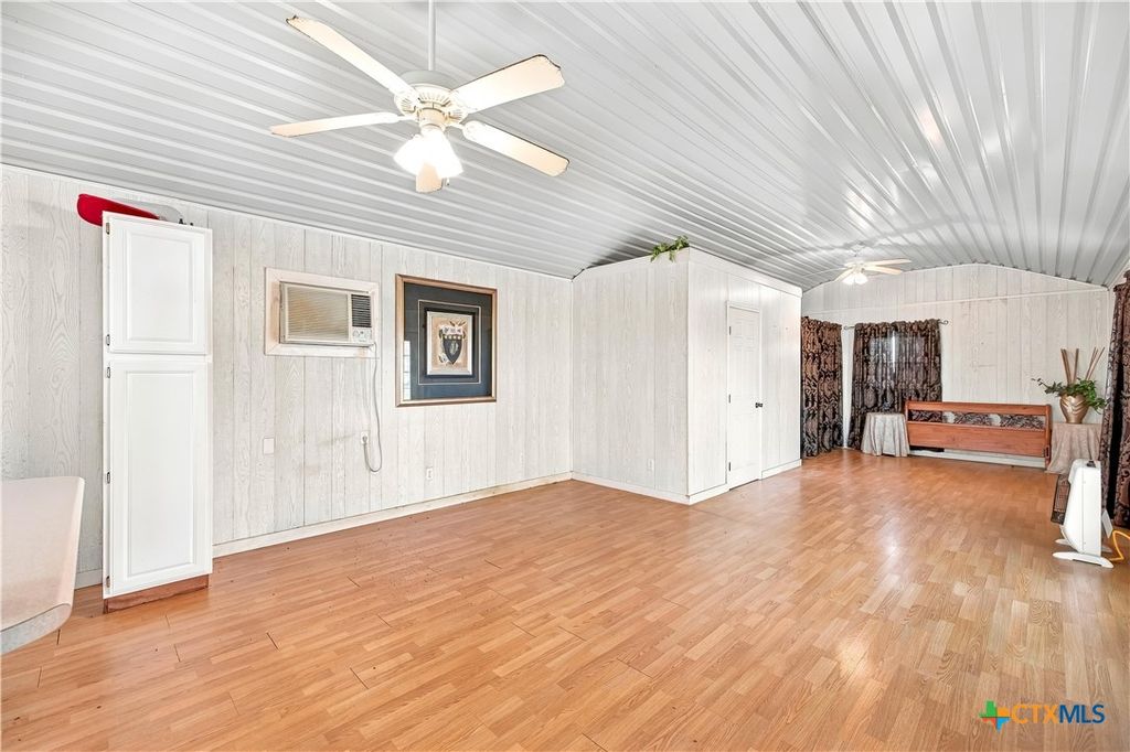 Image 15 of property listing at 240 E Frontage Road, Victoria, TX 77905