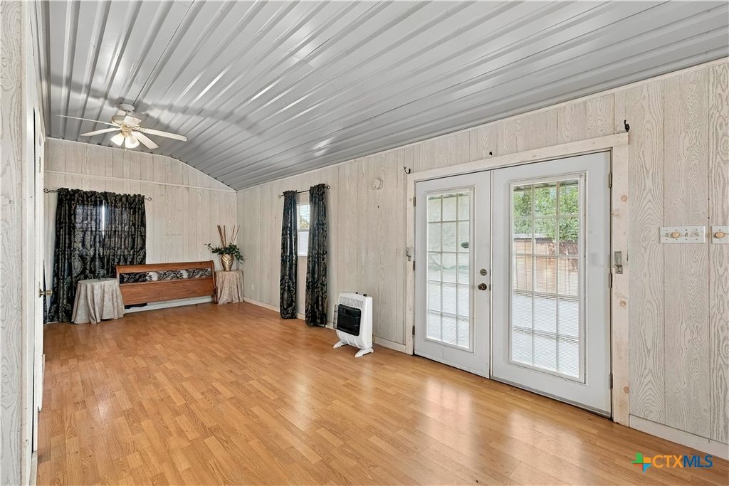 Image 16 of property listing at 240 E Frontage Road, Victoria, TX 77905