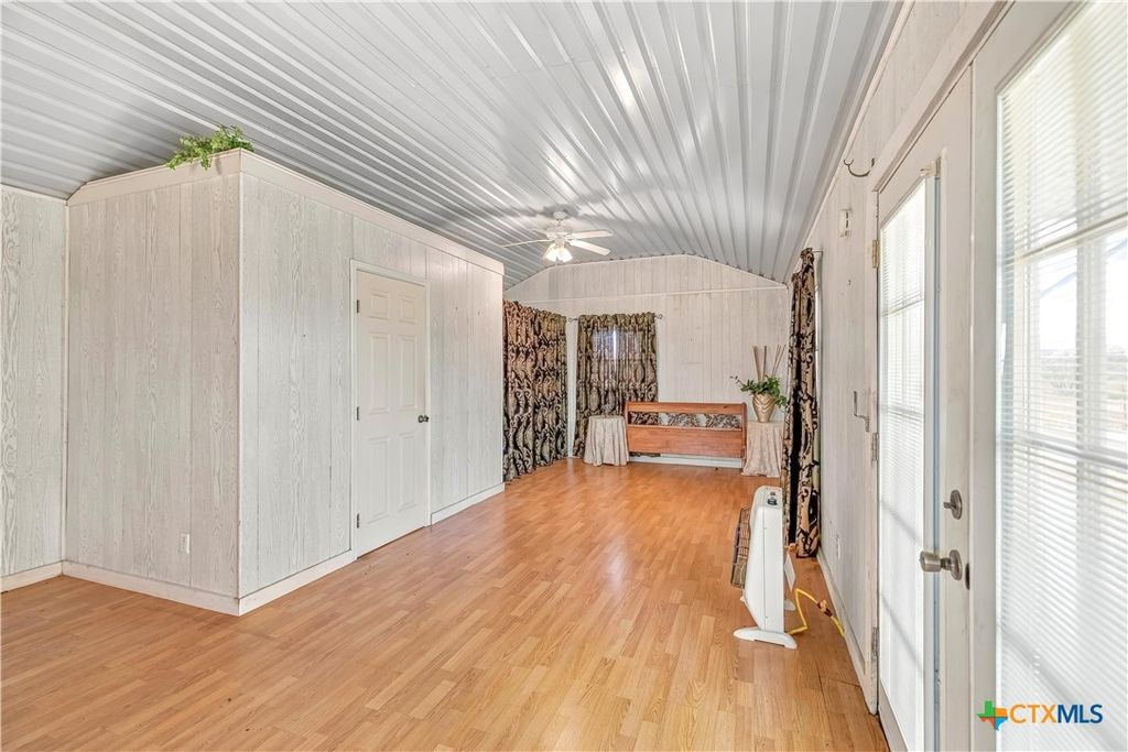Image 17 of property listing at 240 E Frontage Road, Victoria, TX 77905