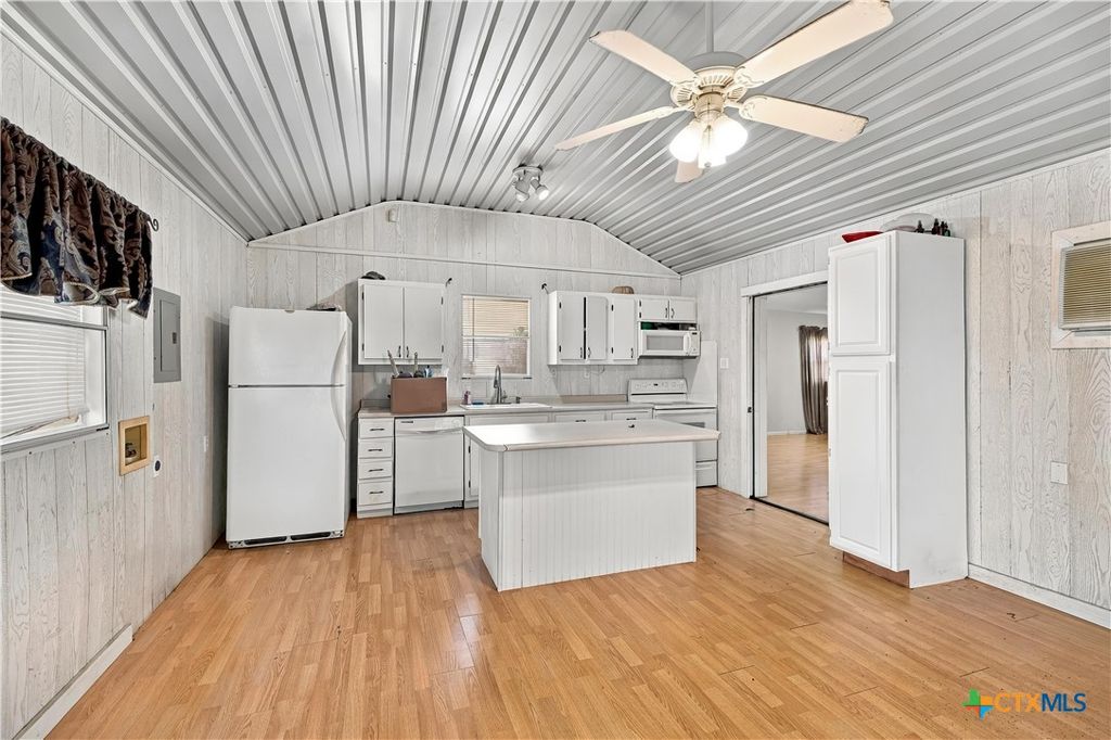 Image 19 of property listing at 240 E Frontage Road, Victoria, TX 77905