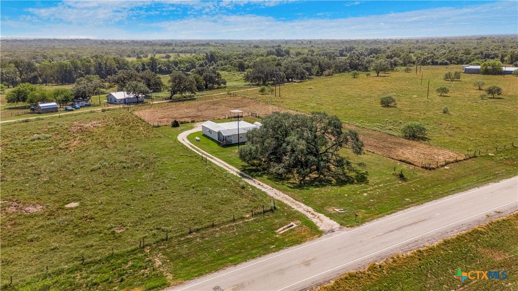 Image 2 of property listing at 240 E Frontage Road, Victoria, TX 77905