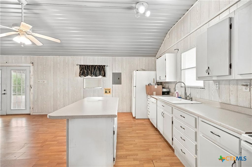 Image 20 of property listing at 240 E Frontage Road, Victoria, TX 77905