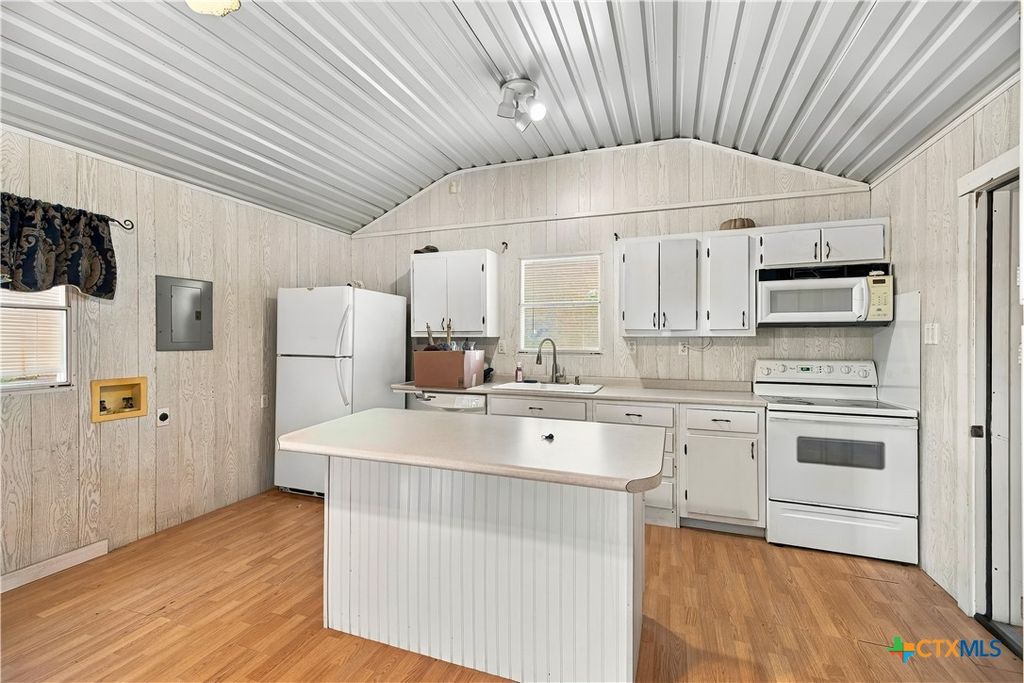 Image 21 of property listing at 240 E Frontage Road, Victoria, TX 77905