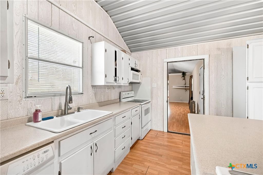 Image 22 of property listing at 240 E Frontage Road, Victoria, TX 77905