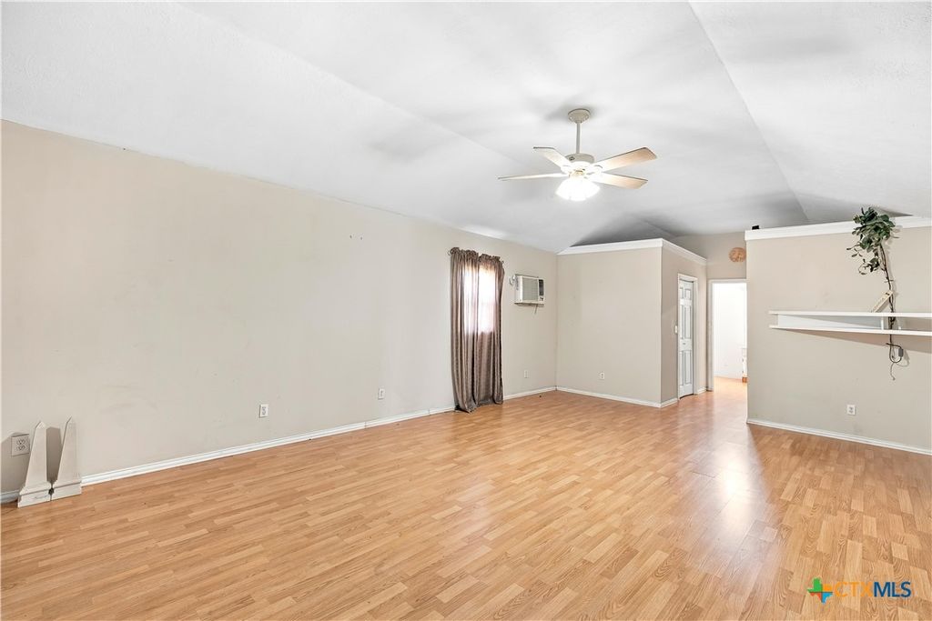 Image 23 of property listing at 240 E Frontage Road, Victoria, TX 77905