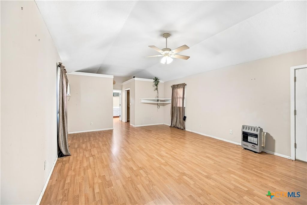 Image 24 of property listing at 240 E Frontage Road, Victoria, TX 77905