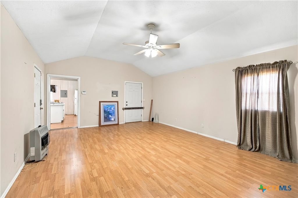 Image 25 of property listing at 240 E Frontage Road, Victoria, TX 77905